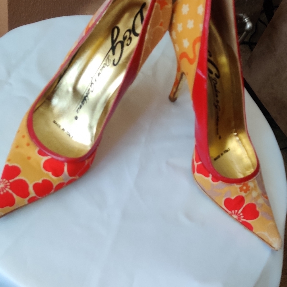 🔥🔥🔥D&G Dolce and Gabbana Red and Mustard fabric and leather heels.